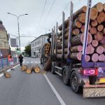 Řidič kamionu nedobrzdil v Budějovicích na semaforech. Na silnici se sesunuly klády