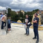 Otava plyne, Písek tvoří. Náplavku zdobí opět po roce sochy z písku