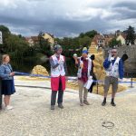 Otava plyne, Písek tvoří. Náplavku zdobí opět po roce sochy z písku