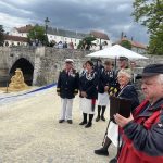 Otava plyne, Písek tvoří. Náplavku zdobí opět po roce sochy z písku