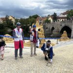 Otava plyne, Písek tvoří. Náplavku zdobí opět po roce sochy z písku