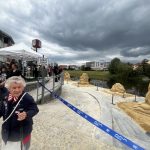 Otava plyne, Písek tvoří. Náplavku zdobí opět po roce sochy z písku