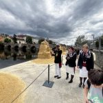 Otava plyne, Písek tvoří. Náplavku zdobí opět po roce sochy z písku