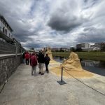 Otava plyne, Písek tvoří. Náplavku zdobí opět po roce sochy z písku