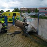 Při nehodě v Písku se zranili dva lidé. Řidiče vyprošťovali z auta hasiči
