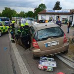 Při nehodě v Písku se zranili dva lidé. Řidiče vyprošťovali z auta hasiči