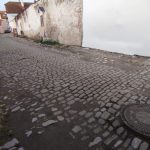 Historická dlažba v Krumlově byla poškozená. Dočkala se opravy