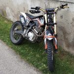 Motocyklista srazil cyklistu u Pechovy Lhoty. Pátrá po něm policie
