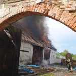 Požár stodoly v Haklových Dvorech narušil statiku. Hasiči nasadili speciální techniku