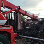 Požár stodoly v Haklových Dvorech narušil statiku. Hasiči nasadili speciální techniku