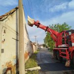 Požár stodoly v Haklových Dvorech narušil statiku. Hasiči nasadili speciální techniku