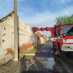 Požár stodoly v Haklových Dvorech narušil statiku. Hasiči nasadili speciální techniku