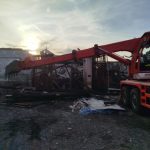 Požár stodoly v Haklových Dvorech narušil statiku. Hasiči nasadili speciální techniku