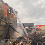 Požár zničil dřevostavbu v Jickovicích. Hasiči v požářišti nalezli mrtvého člověka