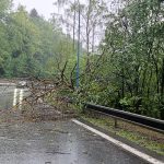 Přívalový déšť a kroupy zaměstnaly hasiče ve Vimperku. Voda zatéká do obchodů, silnice blokují stromy