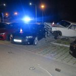 Opilý řidič v Kaplici naboural dvě auta a vyvrátil plot