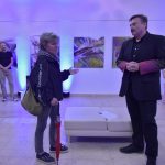 Šumava na plátně i v srdci. Vít Pavlík vystavuje po letech doma ve Volarech
