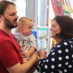 Suchdolské divadlo zahájilo měsíc oslav. Vědí ještě děti, jak vypadá Kašpárek?