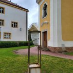 Co bude se sochou u plánské školy, která se postarala o celostátní rozruch? Zatím nic