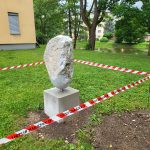 Co bude se sochou u plánské školy, která se postarala o celostátní rozruch? Zatím nic