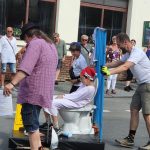 VIDEO: Na Veselských slavnostech nemohla chybět Jízda z kopce na čemkoliv. První místo brala Lužnická perla ze Soběslavi