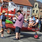 VIDEO: Na Veselských slavnostech nemohla chybět Jízda z kopce na čemkoliv. První místo brala Lužnická perla ze Soběslavi