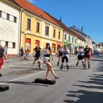 VIDEO: Na Veselských slavnostech nemohla chybět Jízda z kopce na čemkoliv. První místo brala Lužnická perla ze Soběslavi