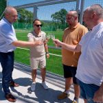 Ve Chvalšinách slavnostně otevřeli nové hřiště. Pokřtila ho exhibice plná gólů
