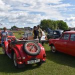 VIDEO. Do Slap u Tábora se sjely historické motorky a auta. Překvapením byla exhibice repliky letounu Avia C4