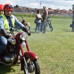 VIDEO. Do Slap u Tábora se sjely historické motorky a auta. Překvapením byla exhibice repliky letounu Avia C4