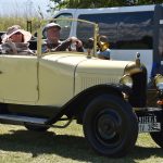 VIDEO. Do Slap u Tábora se sjely historické motorky a auta. Překvapením byla exhibice repliky letounu Avia C4