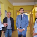 Ministr Adam Vojtěch trávil jako kluk prázdniny ve Veselíčku. V Milevsku si prohlédl polikliniku, prošel baziliku a viděl i tátovu školu