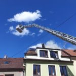 V Táboře hořel rodinný dům. Hasiči museli evakuovat sousedy