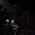 Noční požár pergoly se ve Strmilově šířil i na rodinný dům. Obyvatelům poskytla přístřeší obec na úřadu
