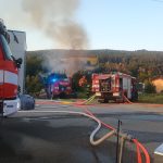 V Prachaticích hořela truhlárna a sklad se dřevem. Záchranka zasahovala u jednoho z hasičů