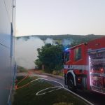 V Prachaticích hořela truhlárna a sklad se dřevem. Záchranka zasahovala u jednoho z hasičů