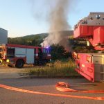 V Prachaticích hořela truhlárna a sklad se dřevem. Záchranka zasahovala u jednoho z hasičů