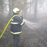 Hoří les v Kadolci u Slavonic. Hasiči si vyžádali pomoc z Rakouska
