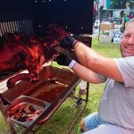 Bůčkoví gentlemani ovládli v Trhových Svinech bitvu o nejlepší pečené sele. Do ochutnávky se zapojilo 900 lidí