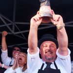 Bůčkoví gentlemani ovládli v Trhových Svinech bitvu o nejlepší pečené sele. Do ochutnávky se zapojilo 900 lidí