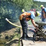 Video: V tropickém vedru se sála voda přímo z řeky. Srlín prověřil techniku i fyzičku hasičů