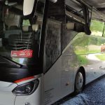 U Dolního Dvořiště uvázl autobus pod viaduktem. Silnice je uzavřena, přerušen je i provoz na železnici