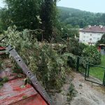 Pěticentimetrové kroupy, desítky výjezdů hasičů, problémy na železnici. Na jihu Čech udeřila bouřka