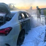 Na dálnici D3 u Sezimova Ústí shořel Mercedes