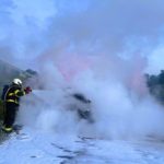 Na dálnici D3 u Sezimova Ústí shořel Mercedes