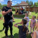Zahrada školky v Radomyšli se proměnila v policejní základnu