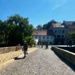 Pláž na Kamenném mostě. Lidé si užívají chůzi po písku v Písku