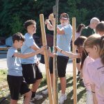 Deváťáci ve Vimperku vysadili stromy absolventů. Tradice vznikla po řádění vandala