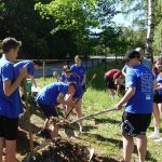 Deváťáci ve Vimperku vysadili stromy absolventů. Tradice vznikla po řádění vandala