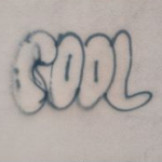 Vandal posprejoval fasádu paneláku na sídlišti Vajgar v Hradci